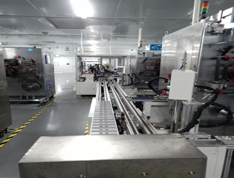 Automatisierte Zellmontagelinie im Reinraum